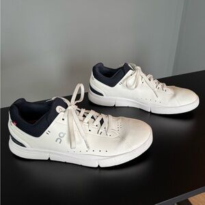 On Running The Roger Advantage Tennis Shoe Size 10 in White/Midnight